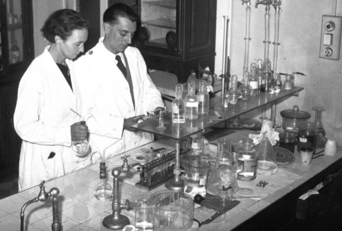Irène e F. Joliot no laboratório